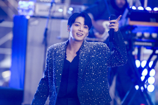방탄소년단(BTS)의 정국이 2023년 11월8일(현지시각) 미국 뉴욕의 록펠러 플라자에서 열린 NBC ‘투데이 쇼’에 출연해 공연하는 모습. 정국은 ‘투데이 쇼’의 시티콘서트 시리즈 중 하나로 뉴욕 중심가에서 단독 야외 공연을 펼쳐 히트곡 ‘세븐’ 등을 열창했다. 연합뉴스