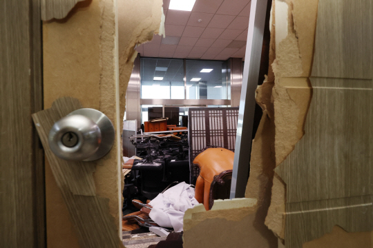 지난해 12월 4일 오전 계엄군 국회 진입 통로로 사용됐던 국회 본관 2층 비품 창고의 문이 파손돼 있다. 연합뉴스