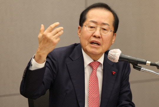 홍준표 대구시장이 지난해 12월 26일 오후 대구 북구 대구시청 산격청사에서 열린 송년 기자간담회에서 질문에 답변하고 있다. 연합뉴스