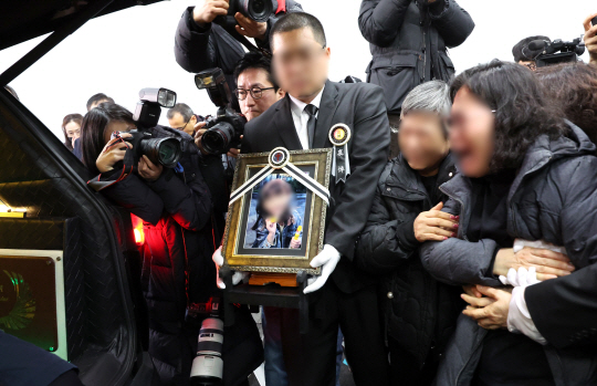 지난 14일 오전 대전 서구 건양대병원 장례식장에서 열린 고 김하늘 양의 발인식에서 유가족들이 하늘 양의 이름을 부르며 오열하고 있는 모습. 연합뉴스