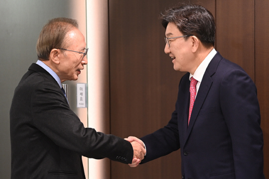 권성동 국민의힘 원내대표가 17일 오전 서울 서초구 이명박재단 사무실을 찾아 이명박 전 대통령과 악수하고 있다. 백동현 기자