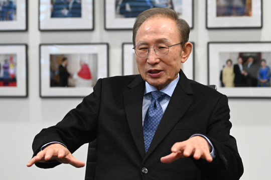 이명박 전 대통령이 17일 오전 서울 서초구 이명박재단 사무실을 찾은 권성동 국민의힘 원내대표와 대화하고 있다. 백동현 기자