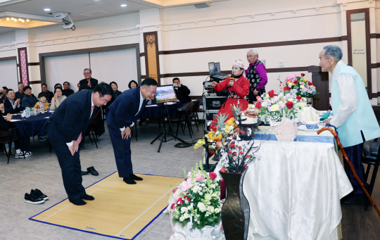 김재욱(오른쪽) 칠곡군수와 정희용 국회의원이 백수를 맞은 신봉균 어르신께 절을 올리며 존경을 표하고 있다. 칠곡군청 제공