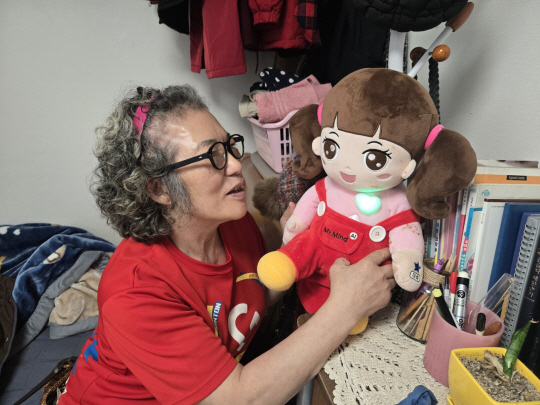 대화형 감성 로봇 ‘초롱이’와 대화를 나누는 어르신. 강남구청 제공