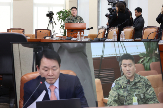 김현태 707특수임무단장이 17일 국회 국방위원회 전체회의에서 국민의힘 소속 성일종 위원장의 질의에 답하고 있다. 이날 회의는 더불어민주당 의원들의 회유 의혹과 관련해 성 위원장 직권으로 야당 의원들이 불참한 가운데 열렸다. 연합뉴스