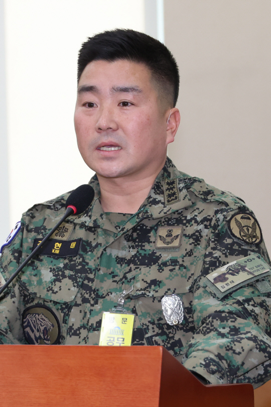 김현태 707특수임무단장이 17일 국회 국방위원회 전체회의에서 국민의힘 소속 위원들의 질의에 답하고 있다. 연합뉴스