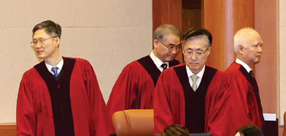 임계치 이른 ‘헌재 탄핵심판’ 불공정 논란… 헌법·법률 위반 수두룩[허민의 정치카페]