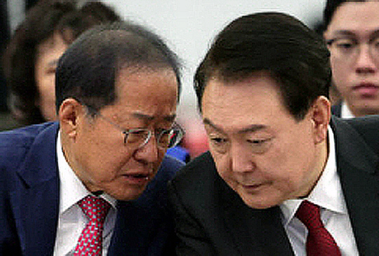 윤석열(오른쪽) 대통령이 홍준표 대구시장과 대화를 나누고 있다. 대통령실 제공