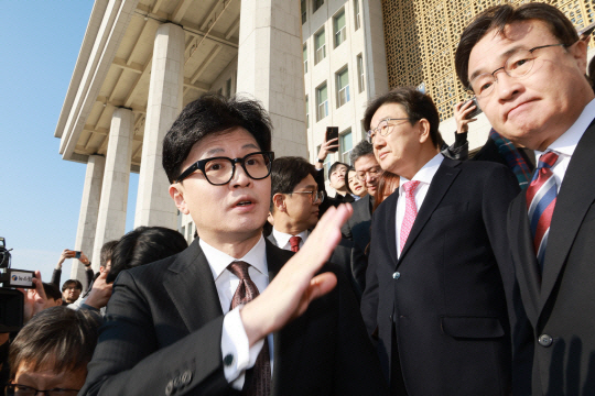 한동훈 국민의 힘 대표가 서울 여의도 국회에서 당대표 사퇴 기자회견을 마치고 차량에 탑승하며 의원들과 인사하고 있다. 국회사진기자단 연합뉴스