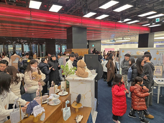 서울 여의도 더현대서울 지하 2층 아이코닉존에서 운영된 ‘젤라또 피케’ 팝업스토어를 찾은 고객들이 진열된 제품을 살펴보고 있다. 에스이인터내셔널 제공