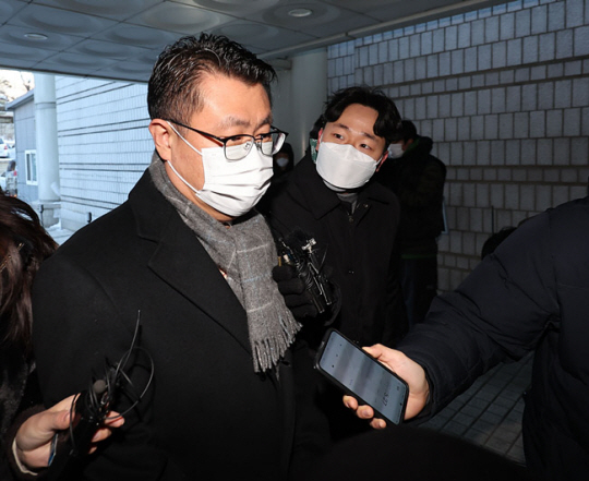 원재료 납품가를 부풀리거나 거래한 것처럼 꾸며 비자금을 조성한 혐의를 받은 장원준 전 신풍제약 대표가 2023년 1월 서울 서초구 서울중앙지방법원에서 열린 영장실질심사에 출석하고 있다. 뉴시스