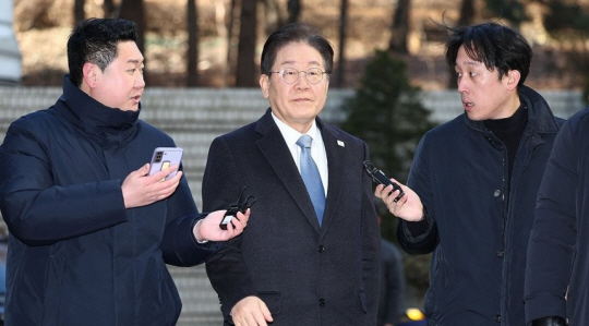 더불어민주당 이재명 대표가 18일 서울 서초구 서울중앙지법에서 열린 ‘대장동 배임·성남FC 뇌물’ 관련 1심 속행 공판에 출석하기 위해 법정으로 향하고 있다. 연합뉴스