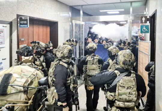 지난해 12월 4일 서울 영등포구 여의동 국회의사당에서 계엄군이 국회 본청으로 진입하고 있다. 연합뉴스