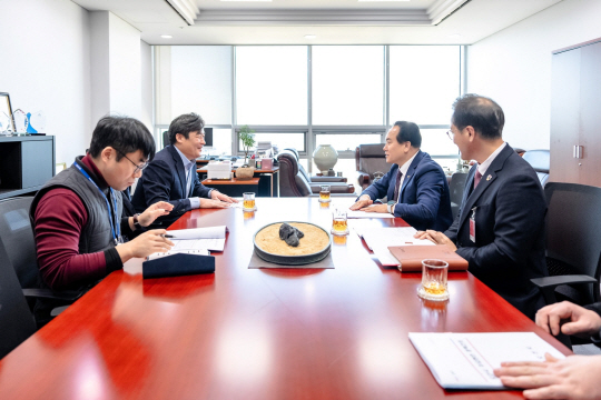 지난 13일 국회에서 이권재(왼쪽 세번째) 경기 오산시장이 정동만(왼쪽 두번쨰) 국민의힘 의원을 만나 오산세무지서 신설의 필요성을 설명하고 있다. 오산시청 제공