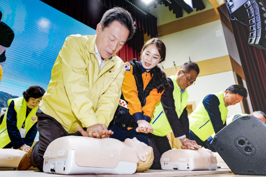 지난 2023년 4월 새빛안전지킴이 교육에 참여한 이재준 경기 수원시장이 인체 모형에 심폐소생술을 실습하고 있다. 수원시청 제공