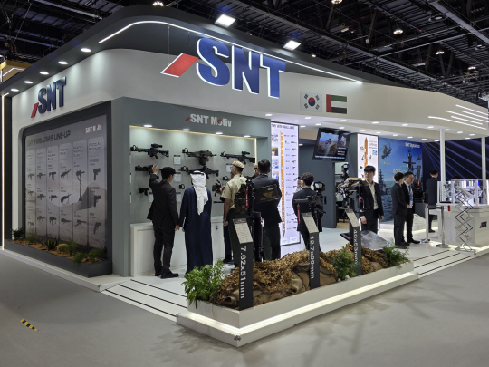 SNT다이내믹스와 SNT모티브가 IDEX 2025 국제 방산전시회에서 전시관을 마련해 K2전차용 국산 파워팩 모형 등을 전시하고 있다. SNT다이내믹스 제공