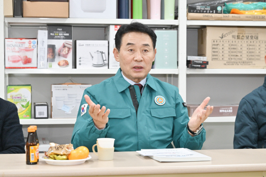 백영현 포천시장이 기업의 애로사항 청취 및 해소를 위해 지역 기업을 방문해 관계자와 얘기를 나누고 있다. 포천시 제공
