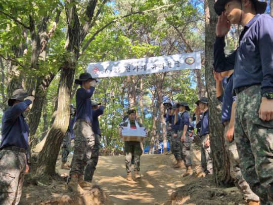 2024년 9월10일 육군50보병사단 낙동강여단 장병들이 지난달 발굴한 유해 2구에 대한 약식제례를 실시하고 임시봉안소로 봉송하고 있다. 육군 제공/국방일보