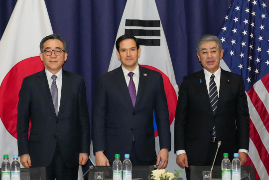 지난 15일(현지시간) 독일 뮌헨에서 열린 한미일 외교장관회의에서 조태열 외교부 장관(왼쪽부터), 마크 루비오 미국 국무장관, 이와야 다케시 일본 외무상이기념 촬영을 하고 있다. 연합뉴스