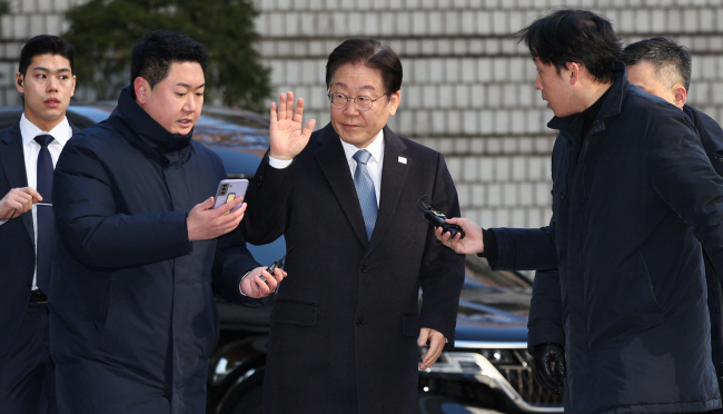 이재명(가운데) 더불어민주당 대표가 18일 오전 서울 서초구 서울중앙지법에서 열린 ‘대장동 배임·성남FC 뇌물’ 관련 1심 속행 공판에 출석하면서 지지자들에게 손을 들어 인사하고 있다. 연합뉴스