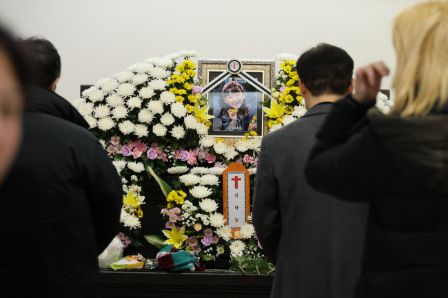 지난 11일 대전 서구의 한 장례식장에 대전초 흉기사건 피해자 김하늘 양의 빈소가 마련돼 있다. 연합뉴스