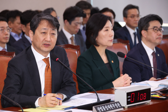 안덕근(앞줄 왼쪽) 산업통상자원부 장관이 19일 서울 영등포구 국회에서 열린 산업통상자원중소벤처기업위원회 전체회의에서 의원들의 질의에 답변하고 있다. 뉴시스