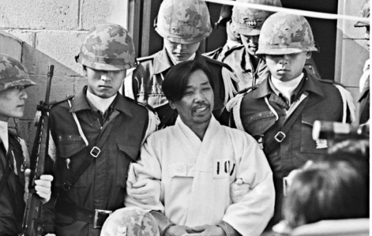 박정희 대통령 시해사건 관련자 김재규(전 중앙정보부장) 피고인이 1979년 12월 20일 육군본부 계엄 보통군법회의(재판장 김영선 중장)에서 선고공판을 받기 위해 포승에 묶여 걸어오며 웃고 있다. 이날 김재규, 김계원, 박선호, 박흥주, 이기주, 유성옥, 김태원 등 7명은 내란목적살인죄가 적용돼 사형을 선고 받았다. 뉴시스 자료사진