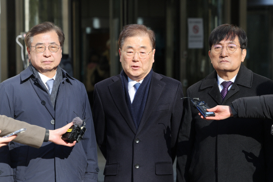 정의용 전 국가안보실장(가운데)과 서훈 전 국가정보원장(왼쪽)이 19일 서울중앙지법에서 열린 문재인 정부 당시 벌어진 탈북 어민 강제북송 사건에 대한 1심에서 징역 10개월을 선고 유예 받은 뒤 입장을 밝히고 있다. 연합뉴스
