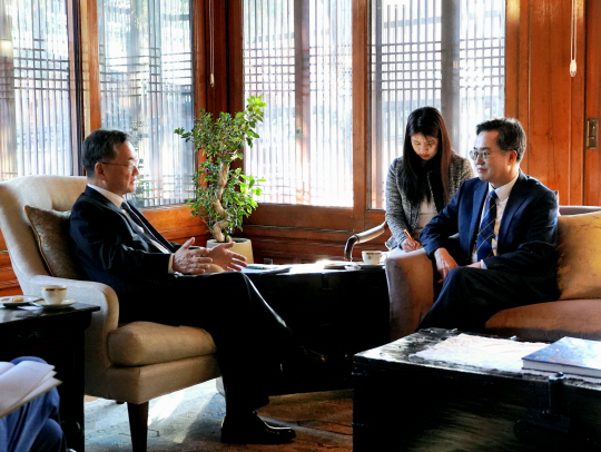 18일 서울 주한 미국 대사관저에서 김동연(오른쪽) 경기지사와 조셉 윤 주한 미국대사 대리가 대화를 나누고 있다. 경기도청 제공