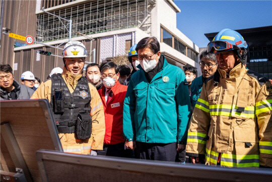 지난 14일 불이 난 부산 기장군 고급 리조트 공사 현장에서 박형준 부산시장이 소방 관계자로부터 수습 상황을 보고 받고 있다. 부산시청 제공