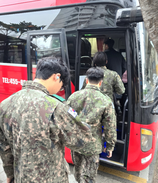 서울 영등포구 관내 예비군들이 훈련장 수송버스에 탑승하고 있다. 영등포구청 제공