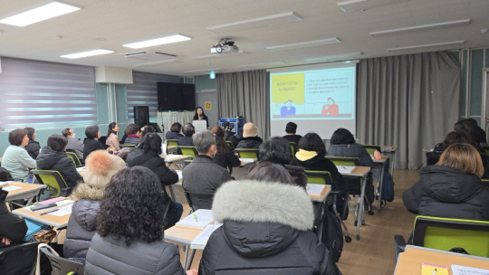 명예사회복지공무원 대상 찾아가는 설명회가 진행되고 있다.중구청 제공