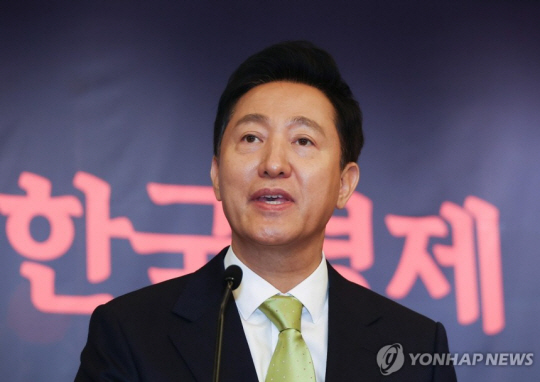 오세훈 서울시장이 12일 서울 여의도 국회 도서관에서 열린 ‘87체제 극복을 위한 지방분권 개헌 토론회’에서 개회사를 하고 있다.연합뉴스