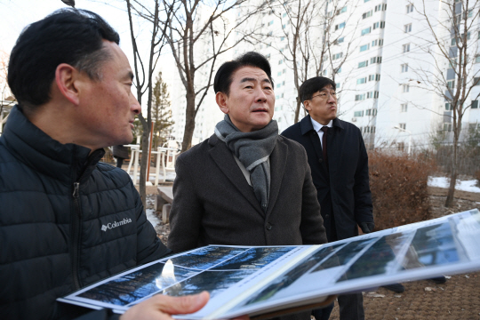 김동근(가운데) 의정부시장이 용현산업단지 완충녹지 산책로 현장을 점검하고 있다. 의정부시 제공