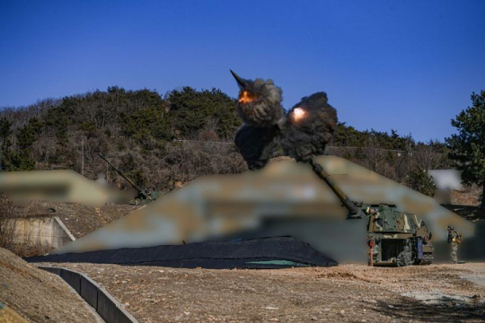 서북도서방위사령부 예하 포병부대가 K9 자주포 해상사격훈련을 실시하고 있다. 합동참모본부 제공
