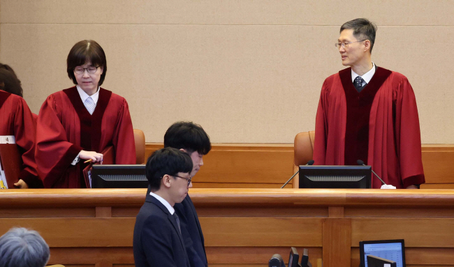 문형배(오른쪽) 헌법재판소장 권한대행과 이미선(왼쪽) 헌법재판관이 18일 윤석열 대통령 탄핵 심판 9차 변론에 입장하고 있다. 사진공동취재단