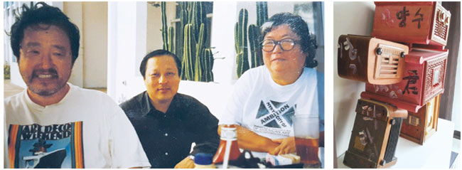 백남준(왼쪽)과 부인 구보타 시게코(오른쪽)가 1990년대 말 미국에서 가깝게 지냈던 갤러리스트 김양수 씨와 함께 포즈를 취했다. 옆 사진은 백남준이 김 씨를 모델로 해서 만든 로봇 작품. 두손갤러리 제공