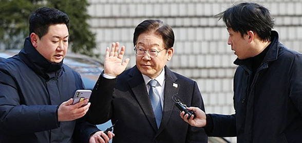 이재명, 대세론 취해 일극체제 질주… 이회창 ‘제왕적 모델’ 닮은꼴[Deep Read]