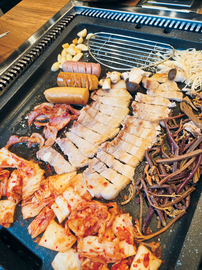 춘천 명물 닭갈비를 비롯해 육류를 100분간 마음껏 즐길 수 있는 집인 ‘춘천집무한철판닭갈비’.