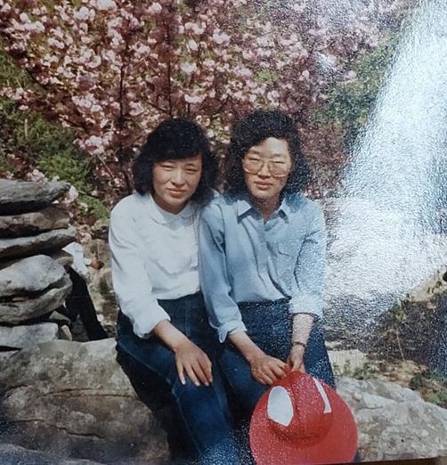 시골집에서 가족들과 무쇠솥에 밥을 지어 먹으며 즐거웠던 시절의 필자(오른쪽)와 동생.