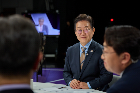 이재명 더불어민주당 대표가 19일 오후 서울 마포구 MBC 100분 토론에 출연해 미소짓고 있다. 더불어민주당 제공 뉴시스
