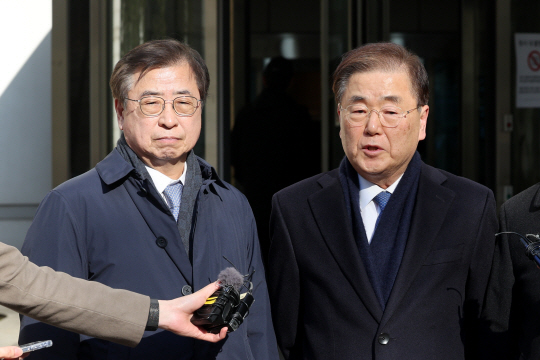 정의용 전 국가안보실장(오른쪽)과 서훈 전 국가정보원장이 19일 서울중앙지법에서 열린 문재인 정부 당시 벌어진 탈북 어민 강제북송 사건에 대한 1심에서 징역 10개월을 선고 유예 받은 뒤 입장을 밝히고 있다. 법원은 노영민 전 대통령 비서실장, 김연철 전 통일부 장관에게 각각 징역 6개월을 선고 유예했다. 연합뉴스