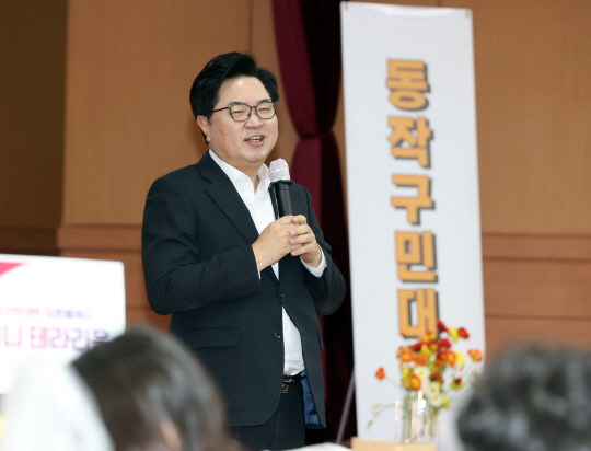 박일하 동작구청이 19일 구청 대강당에서 열린 2025년 동작구민대학 ‘새내기 배움터’에서 인사말을 하고 있다. 동작구청 제공