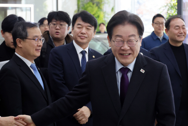 이재명(앞줄 오른쪽) 더불어민주당 대표가 20일 오전 충남 아산의 현대자동차 아산공장을 방문해 현대차 관계자들과 인사하면서 활짝 웃고 있다. 연합뉴스
