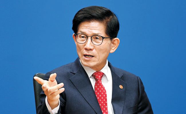 김문수 고용노동부 장관이 지난 12일 서울 중구 서울고용노동청 회의실에서 반도체특별법과 노동약자보호법 등 실제 노동현장에 도움이 되는 법 제정 필요성을 강조하고 있다. 윤성호 기자