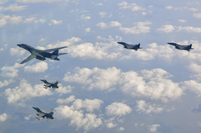 20일 ‘죽음의 백조’라 불리는 미국의 B-1B 전략폭격기가 F-16 전투기, 한국 공군의 F-35A 스텔스전투기와 함께 한·미 연합공중훈련을 펼치고 있다. 이번 연합훈련은 도널드 트럼프 행정부 출범 후 처음으로 미 전략자산 전개하에 실시된 훈련이다. 국방부 제공