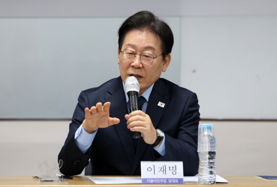 이재명 더불어민주당 대표가 21일 오후 서울 중구 민주노총에서 열린 민주노총-더불어민주당 대표 간담회에서 발언하고 있다. 뉴시스