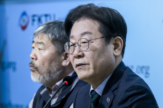 이재명(오른쪽) 더불어민주당 대표가 21일 한국노총-더불어민주당 대표 간담회에서 발언하고 있다. 뉴시스