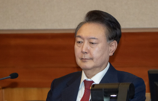 윤석열 대통령이 20일 탄핵심판 변론기일에 출석해 생각에 잠겨있다. 뉴시스.