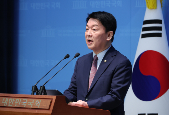 안철수 국민의힘 의원이 23일 오전 서울 여의도 국회 소통관에서 현안 관련 기자회견을 하고 있다. 연합뉴스